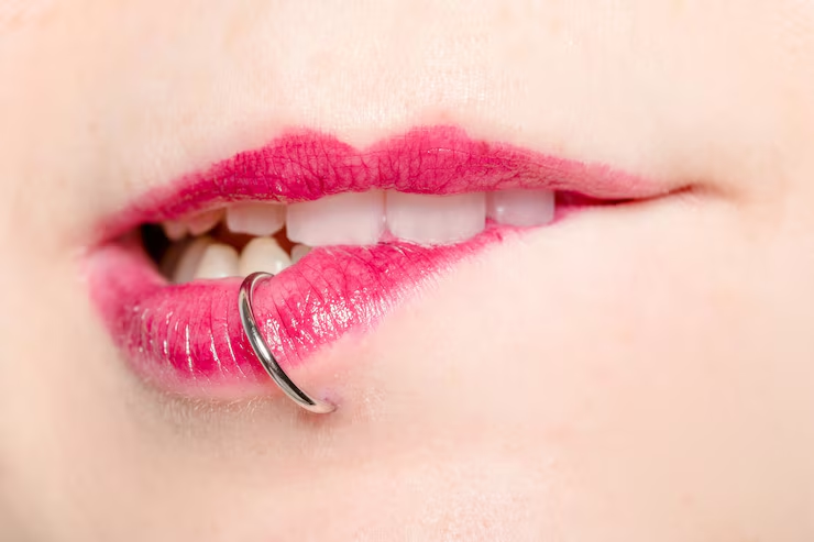 Piercing na boca: cuidados, riscos e mais