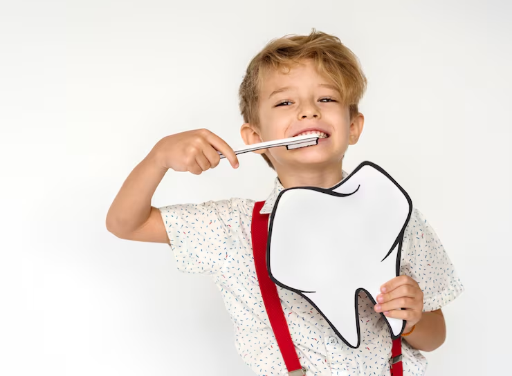 criança escovando o dente
